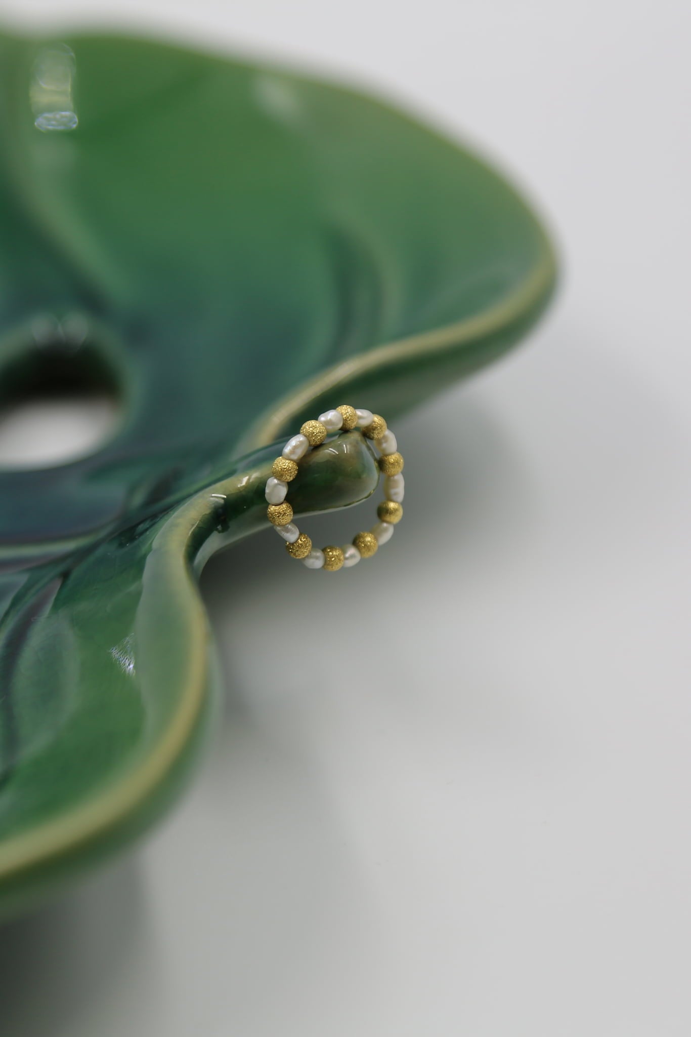 Pierścionek elastyczny z pozłacanych diamentowych kulek z perłami