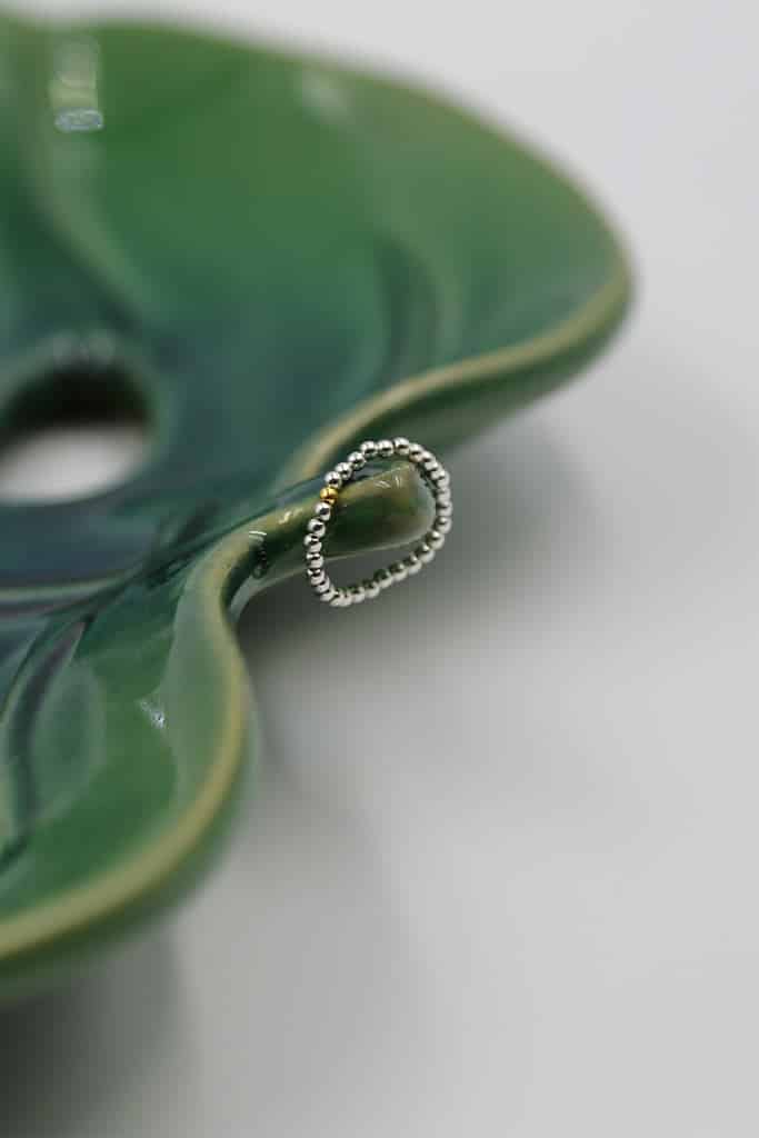 Srebrny pierścionek elastyczny z pozłacaną kulką