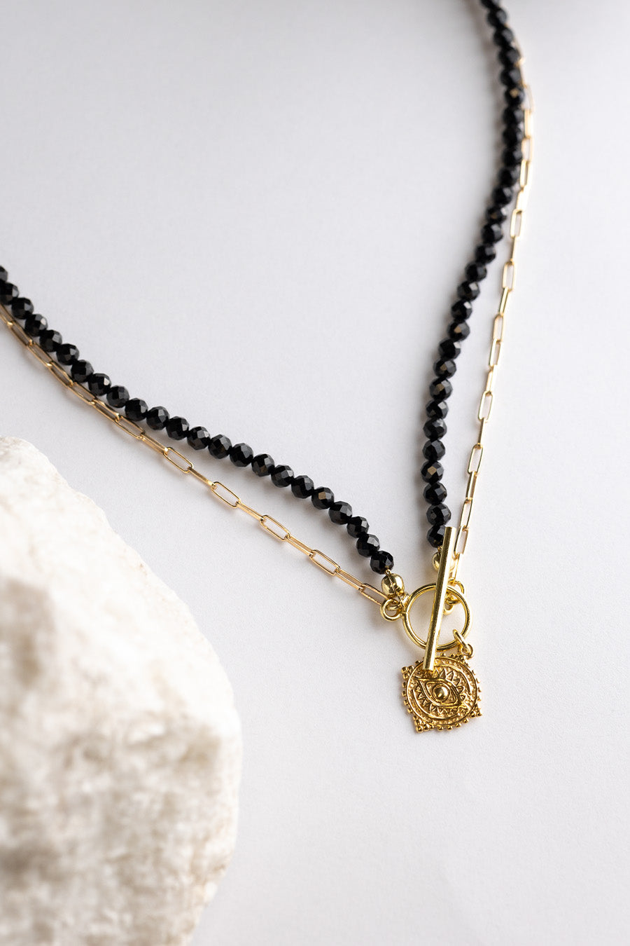 Naszyjnik podwójny ze spinelami i łańcuszkiem typu spinacz z zawieszką oko proroka