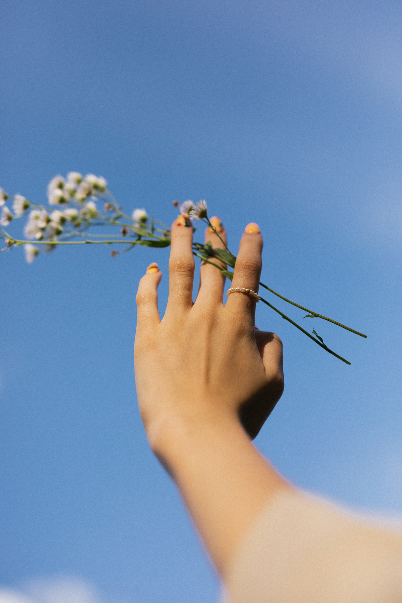 Pierścionek elastyczny z perłami i pozłacaną kulką