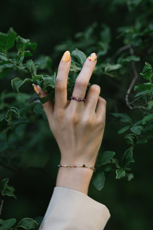 Pierścionek elastyczny z rubinem i złotą kulką