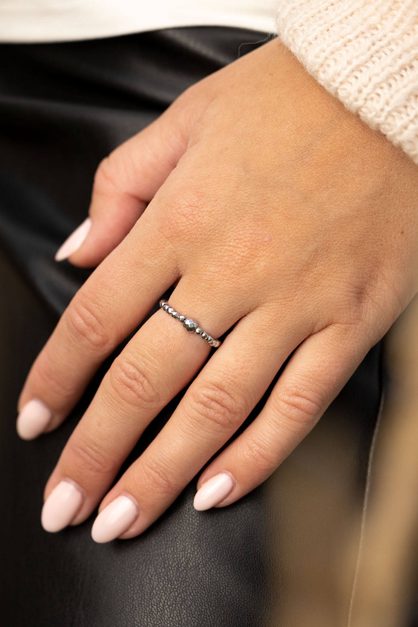 Pierścionek elastyczny ze srebrnym hematytem