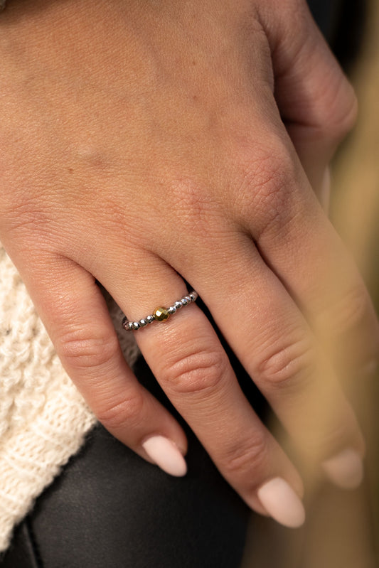 Pierścionek elastyczny ze złotym i srebrnym hematytem