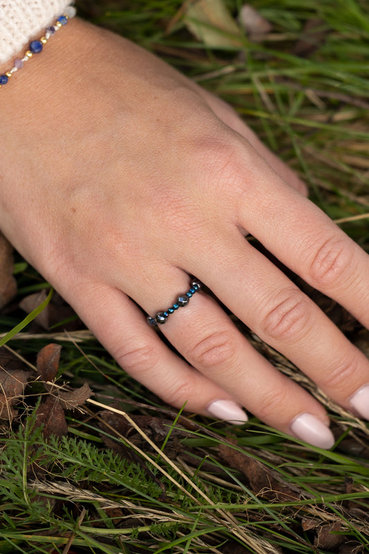 Pierścionek elastyczny z grafitowym i niebieskim hematytem