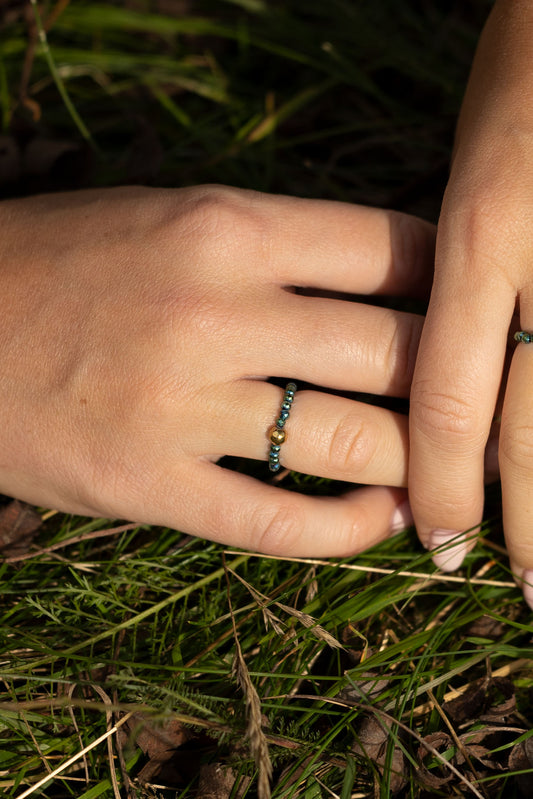 Pierścionek elastyczny ze złotym i zielonym hematytem