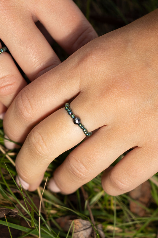 Pierścionek elastyczny z grafitowym i zielonym hematytem