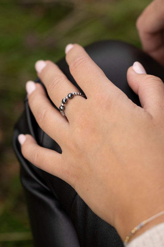 Pierścionek elastyczny z grafitowym i srebrnym hematytem