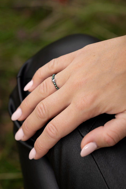 Pierścionek elastyczny ze srebrnym i zielonym hematytem
