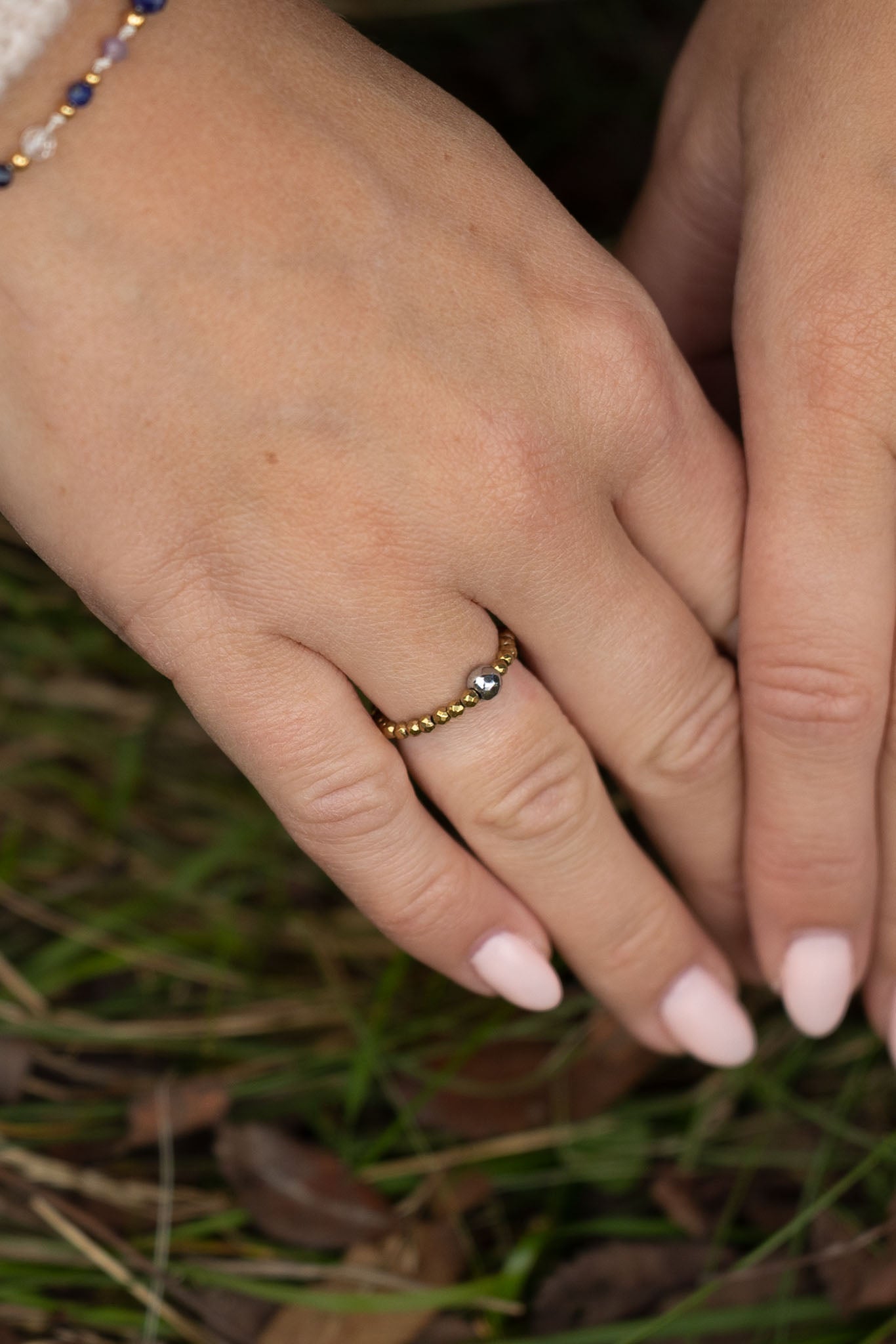 Pierścionek elastyczny ze srebrnym i złotym hematytem