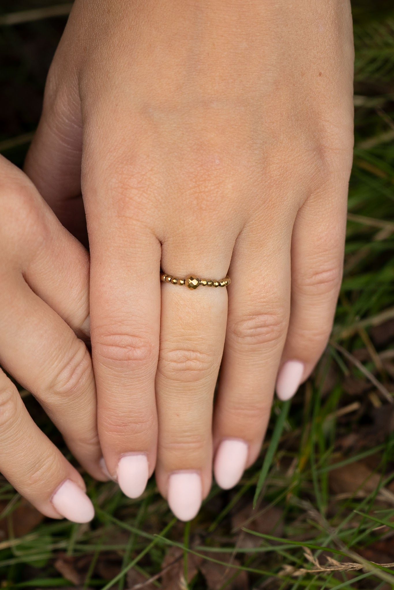 Pierścionek elastyczny ze złotym hematytem