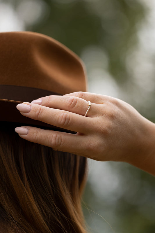 Pierścionek elastyczny z perłami i pozłacaną kulką