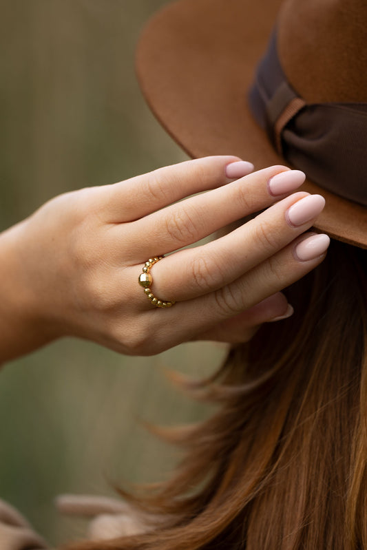 Pierścionek elastyczny z pozłacanych kulek