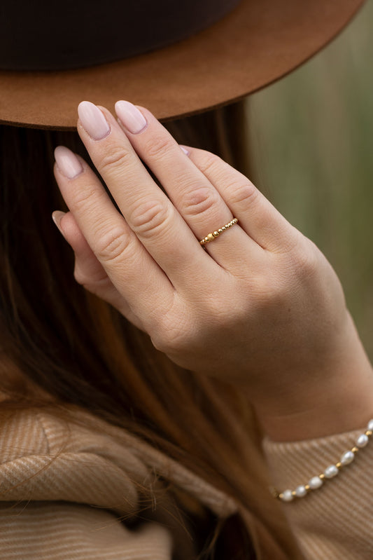 Pierścionek elastyczny z pozłacaną diamentową kulką