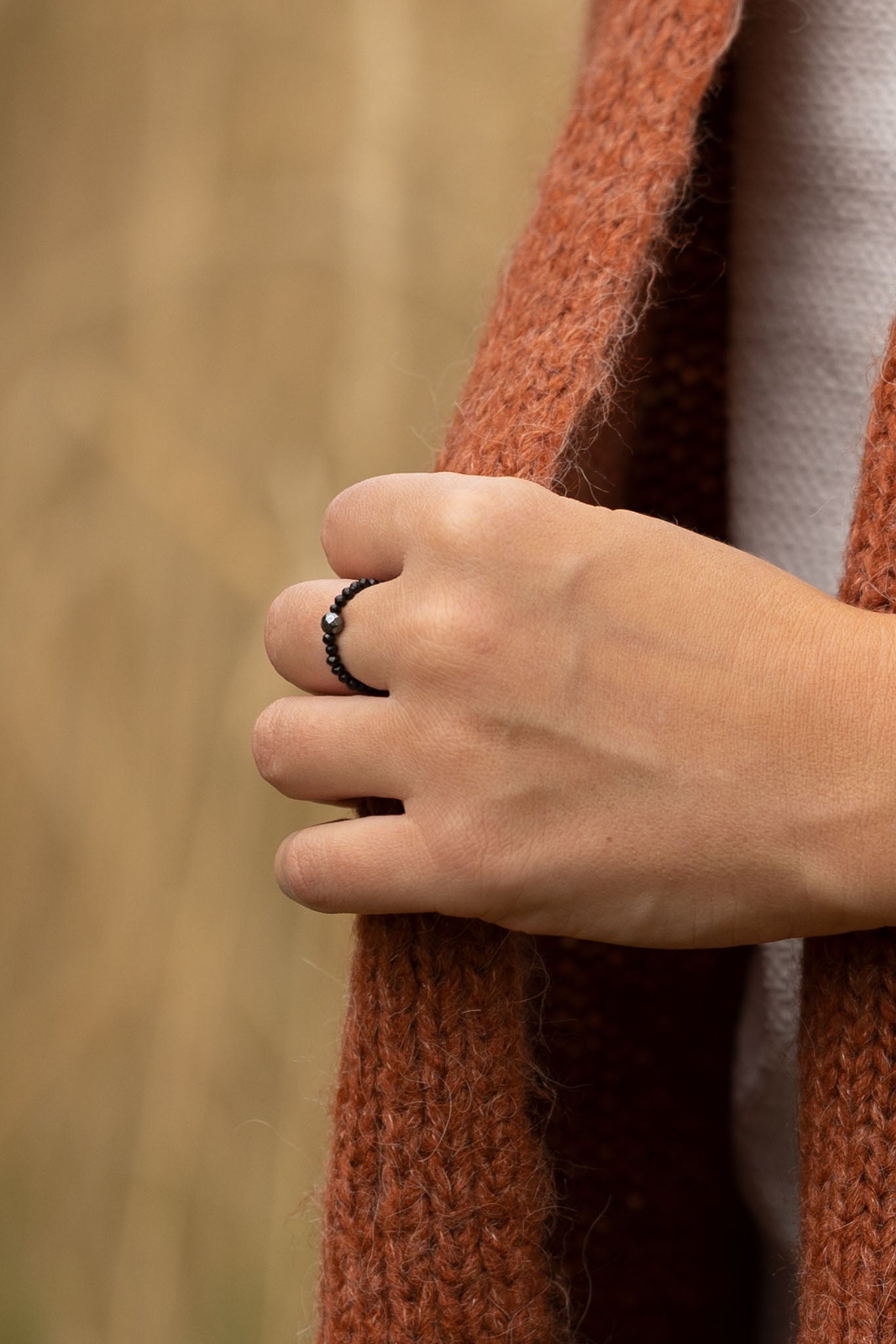 Pierścionek elastyczny z grafitowym i czarnym hematytem