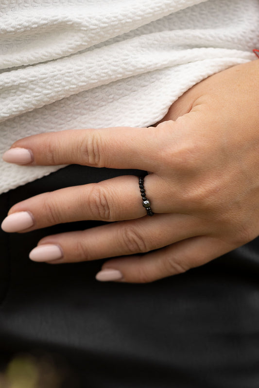 Pierścionek elastyczny z grafitowym i czarnym hematytem