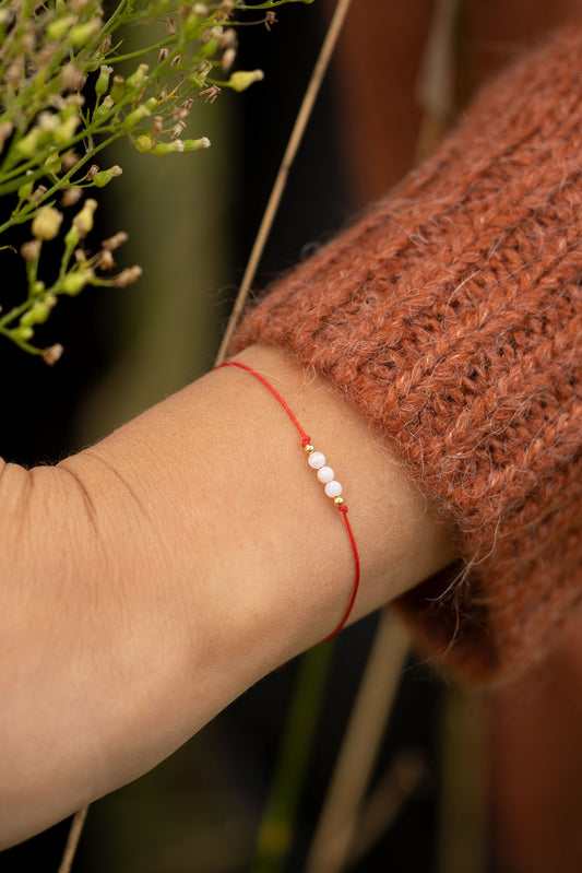 Bransoletka z masą perłową na czerwonej nitce