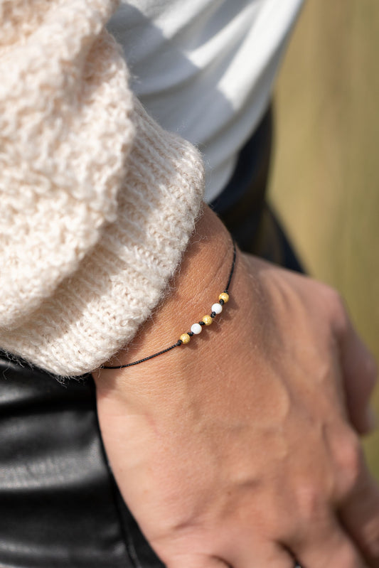 Bransoletka z pozłacaną diamentową kulką i masą perłową