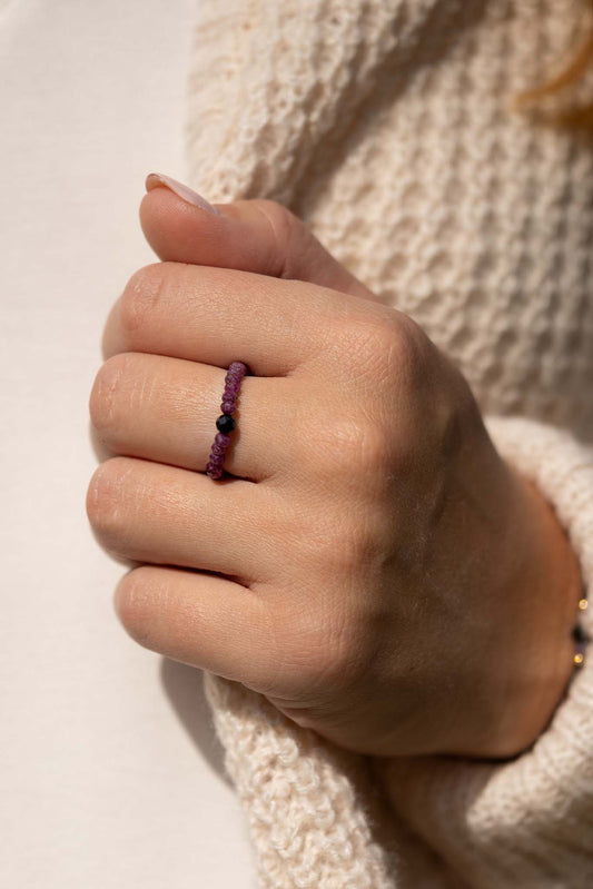 Pierścionek elastyczny ze spinelem i rubinami