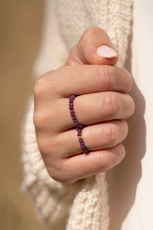 Pierścionek elastyczny z rubinem