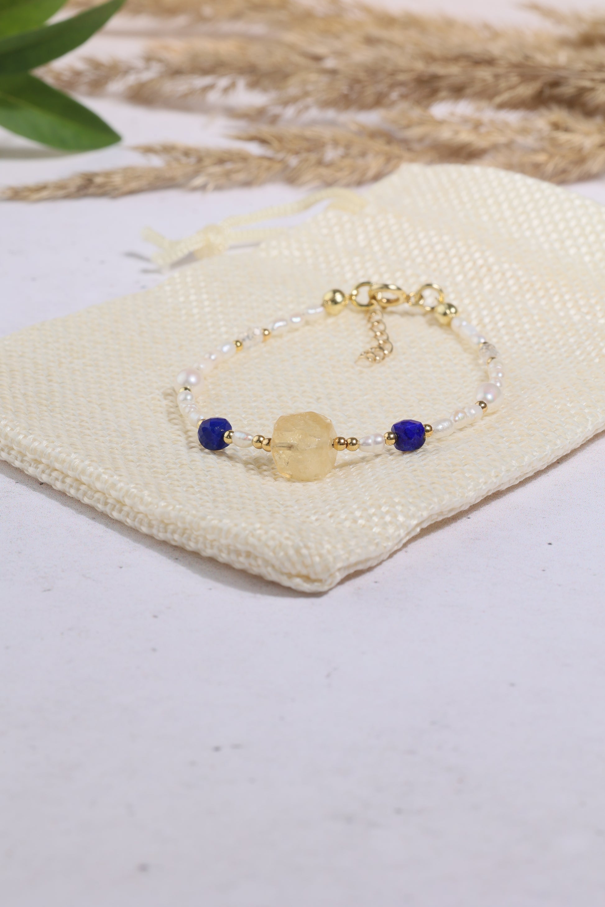 Bransoletka z kryształem górskim, cytrynem, lapis lazuli i perłami