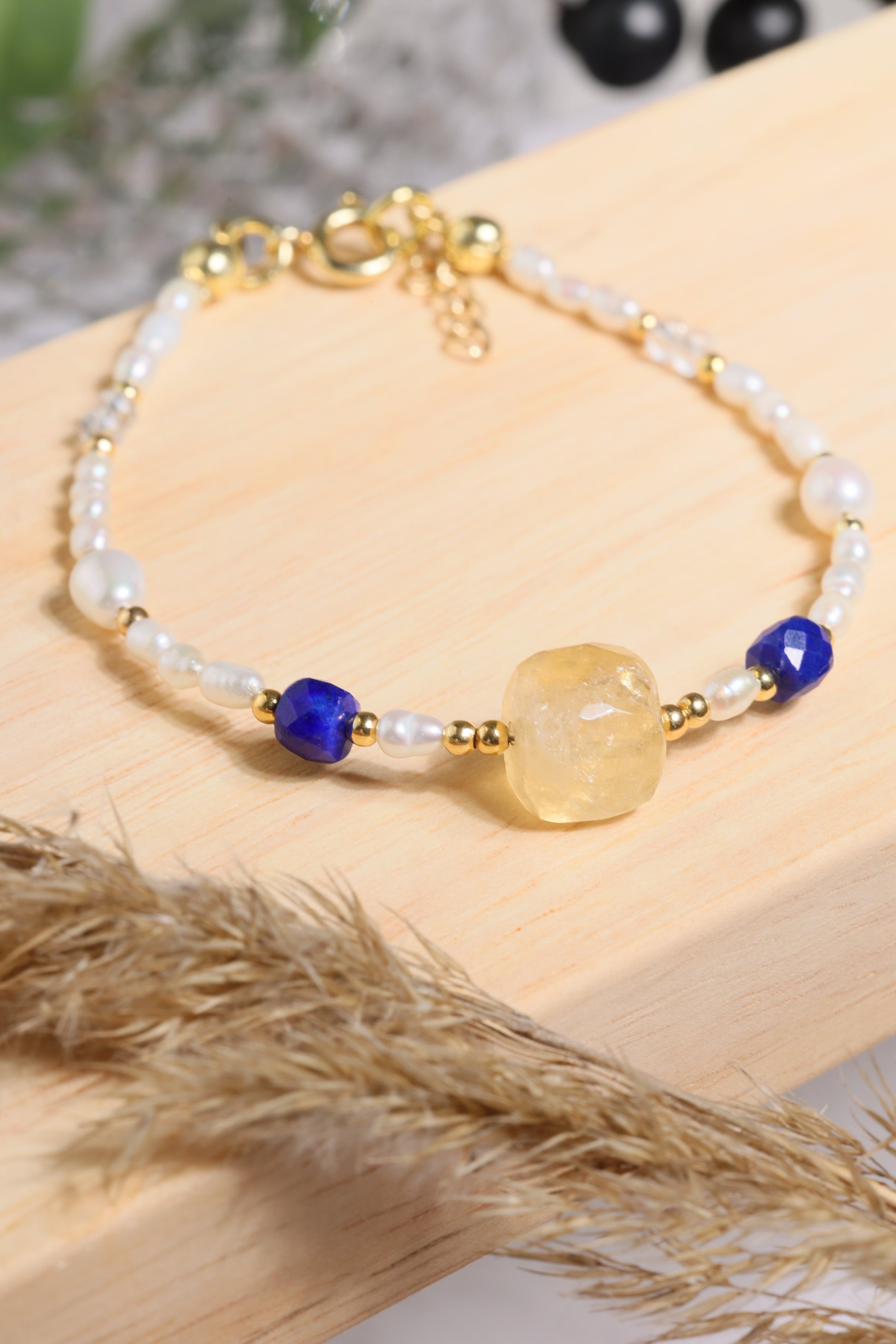 Bransoletka z kryształem górskim, cytrynem, lapis lazuli i perłami