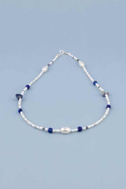 Naszyjnik z perłami, szafirem, sodalitem i lapis lazuli