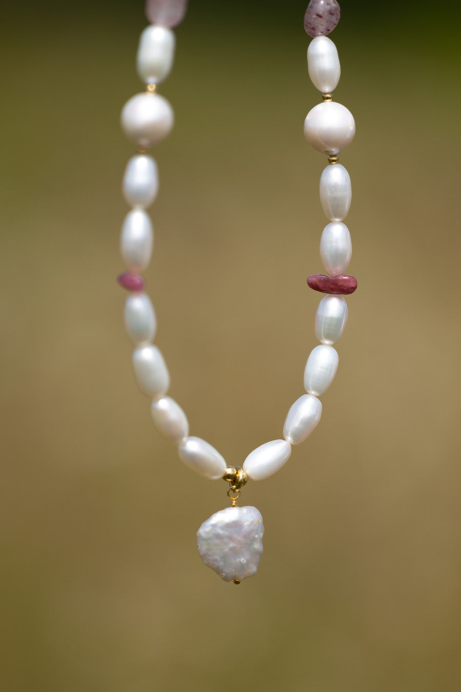Naszyjnik z perłami, kwarcem różowym i turmalinem