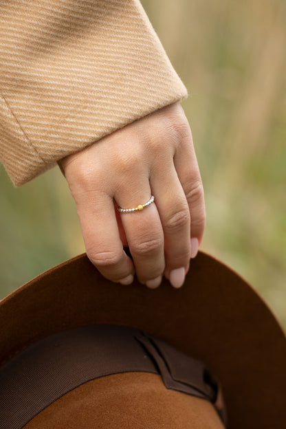 Srebrny pierścionek elastyczny z pozłacaną diamentową kulką